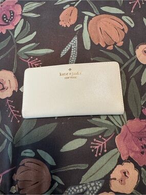 Kate spade large slim bifold wallet: cream color